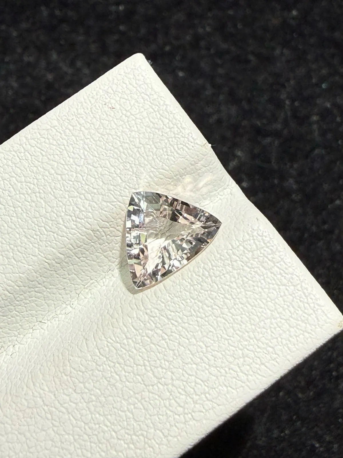 1.41ct天然摩根石裸石，颜色美艳，晶体通透，火彩足，尺寸7.6*8.4*4mm