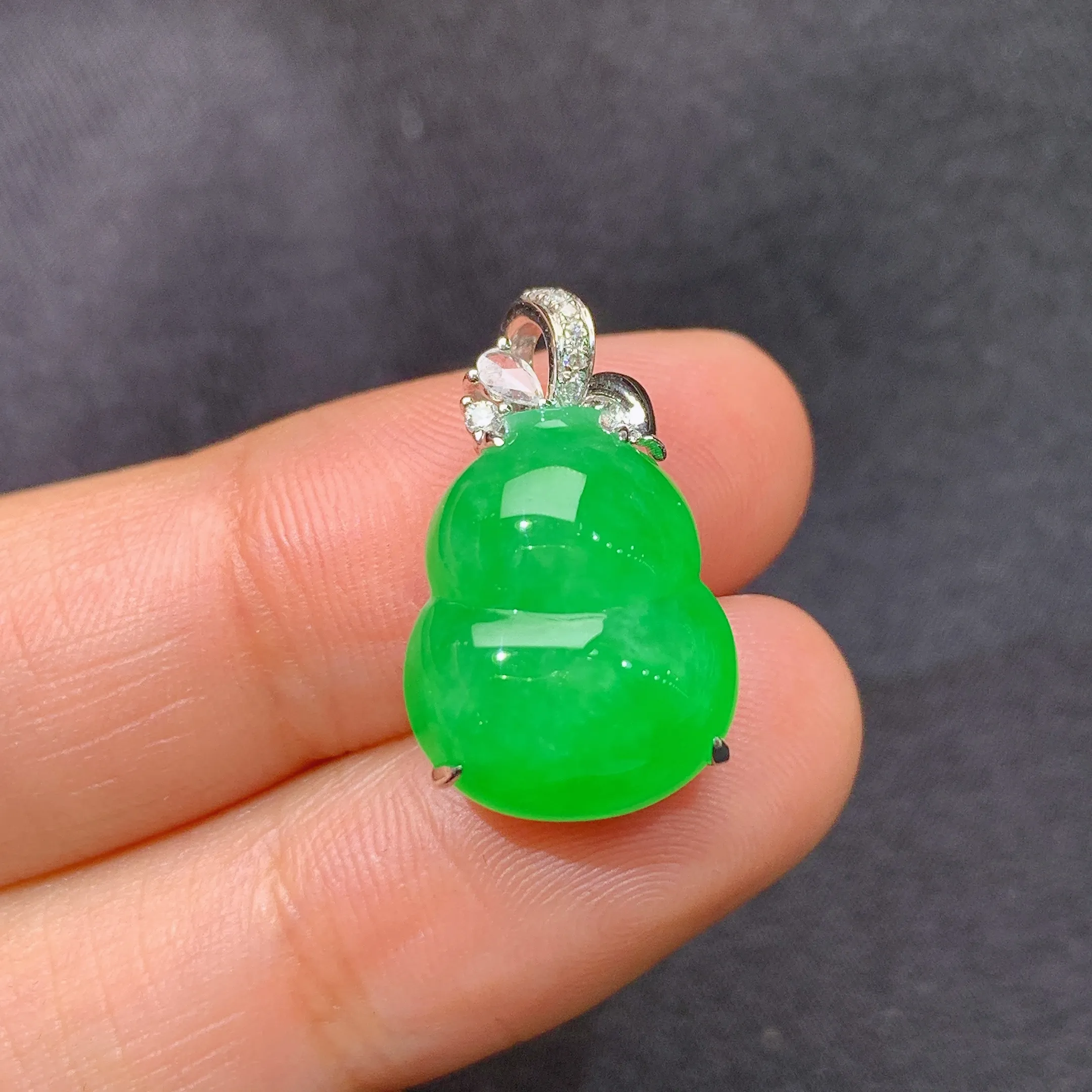 冰阳绿葫芦吊坠，18k金镶嵌，冰润色阳，玉质细腻，种水足，整体尺寸20.3*12.2*9