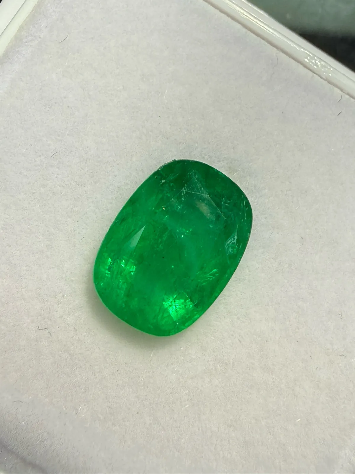 3.38ct天然祖母绿裸石，尺寸11.1*8.1*5.2 毫米，晶体微棉，颜色美艳