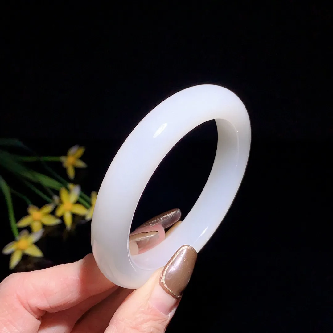 和田玉57圈口羊脂白手镯，玉质细腻油润 底色纯净 无裂无杂 脂粉好，品质好！