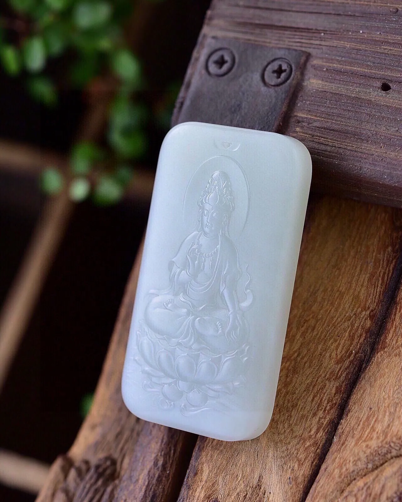 天然和田玉.羊脂玉.坐莲观音.玉牌.玉质油润.雕琢精湛.端庄秀美.品性慈悲.菩萨可以保佑我们逢凶化吉.万事顺心.让我们远离杂念.心境平和.观音谐音官印.寓意官运亨通.学业有成.拥有大好的锦绣前程.尺寸68.8/37.3/11.3重68.88克.