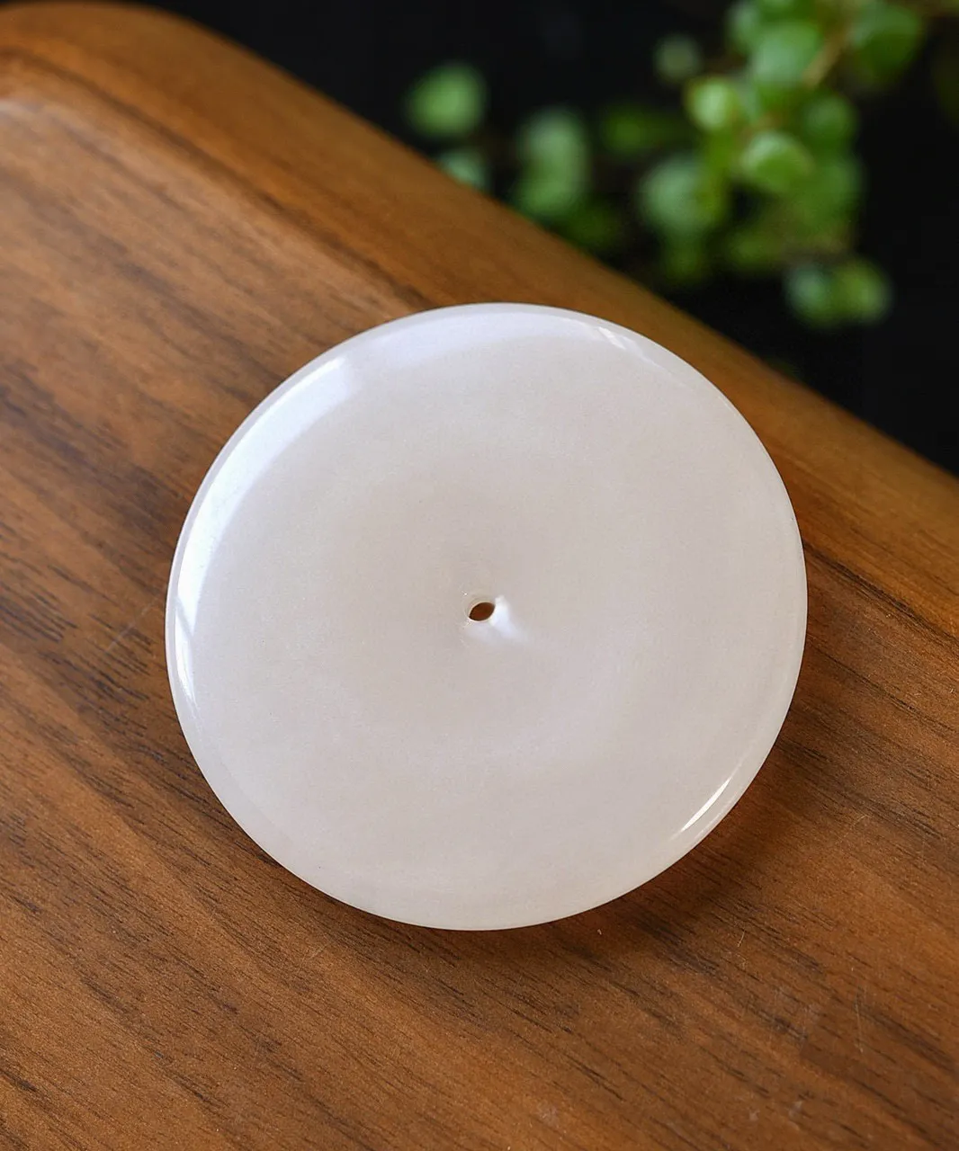 天然和田玉.藕粉.大平安扣.玉质油润细腻.线条简洁优美.古时称为壁.寓意事事圆满.扣住平安.品质保证全国复检.尺寸50.9/7重37.19克.