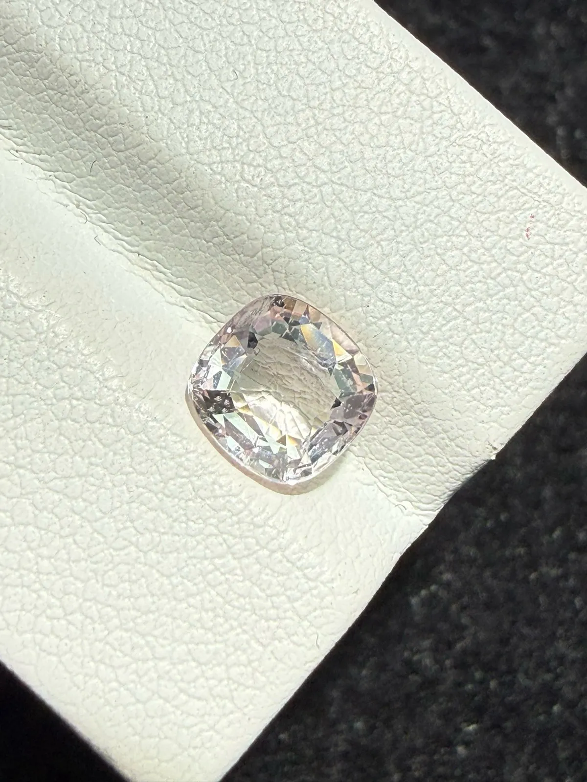 1.34ct天然摩根石裸石，颜色美艳，晶体通透，火彩足，尺寸6.8*7*3.9mm