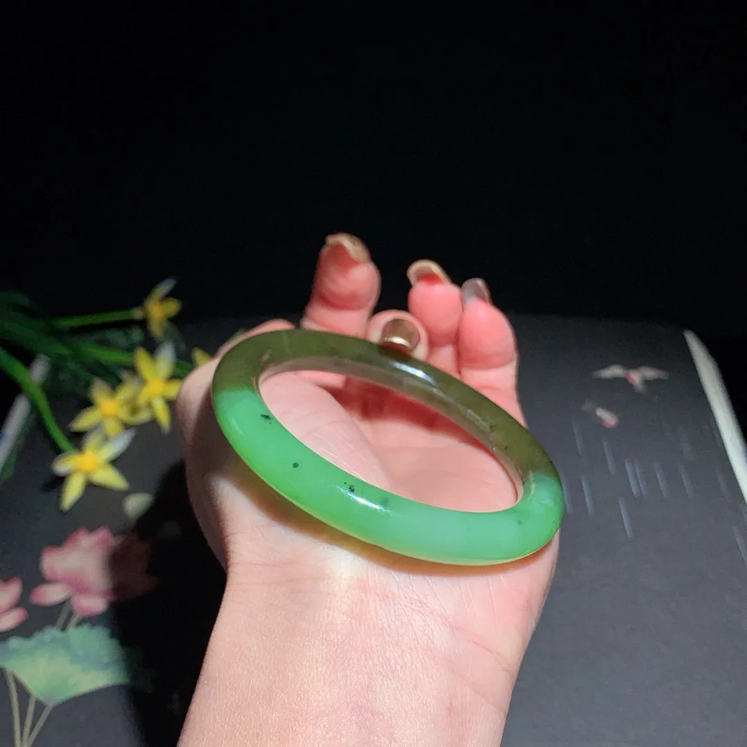 和田玉53.6圈口苹果绿圆条碧玉手镯！玉质细腻油润 底色纯净 脂粉好，品质好！