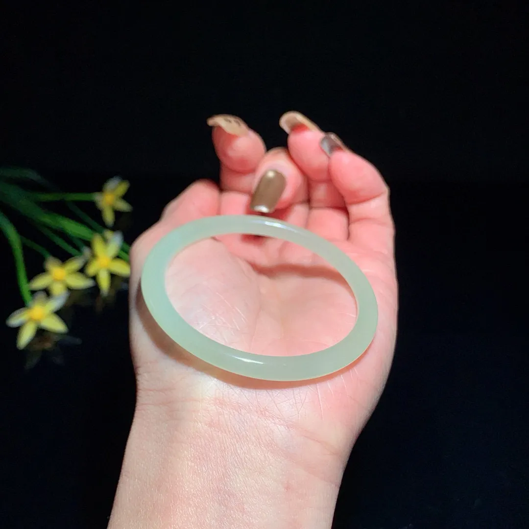 和田玉50.5圈圆条晴水色手镯！清水色！玉质细腻油润 底色纯净  无裂无杂 脂粉好，品质高。