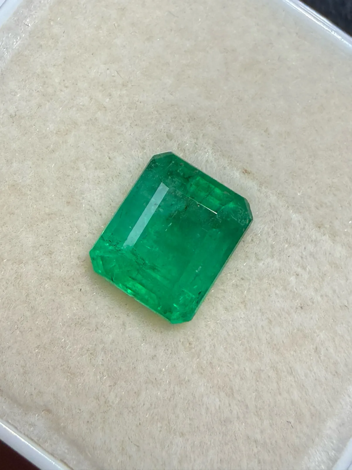 3ct天然祖母绿裸石，尺寸9*7.7*5.4 毫米，晶体微棉，颜色美艳