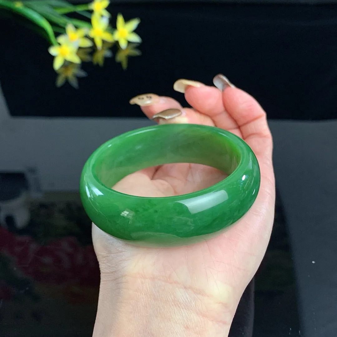和田玉56.9圈口阳绿色宽版碧玉手镯！圈口56.9宽20.1重78克，玉质细腻油润 底色纯净 脂粉好，品质好！