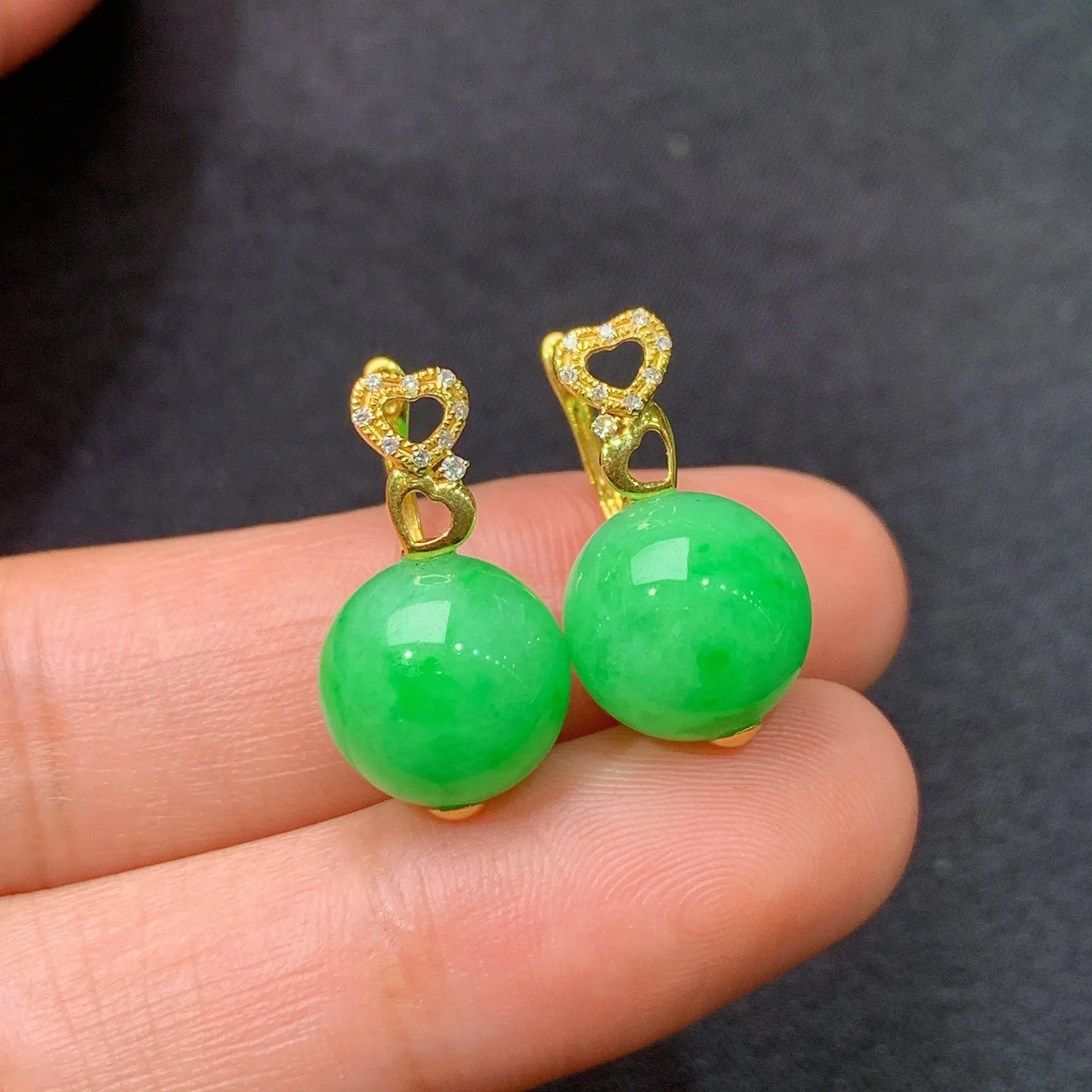 冰阳绿圆珠耳坠，18k金镶嵌，简约时尚，冰润色阳，种水足，裸石尺寸10.3