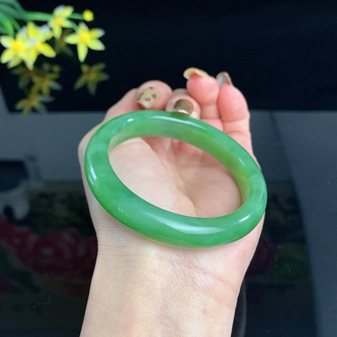 和田玉碧玉54.5圈口阳绿色碧玉手镯！玉质细腻油润 底色纯净 无裂无杂 脂粉好，品质好！