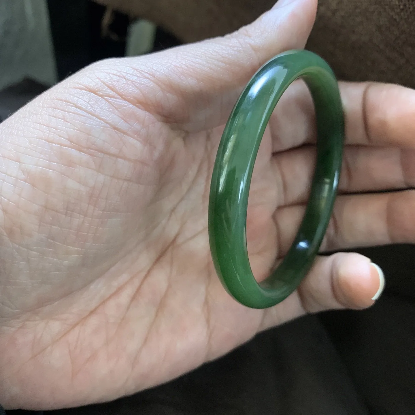 和田玉56.1圈口菠菜绿手镯【挽间柔情】，镯型古朴典雅。在诗情画意的雨巷相遇，你是我腕间的一抹风情，有你眸有深情.清风荡漾湖间静水，我愿俯身低眉，在烟波涟漪处寻