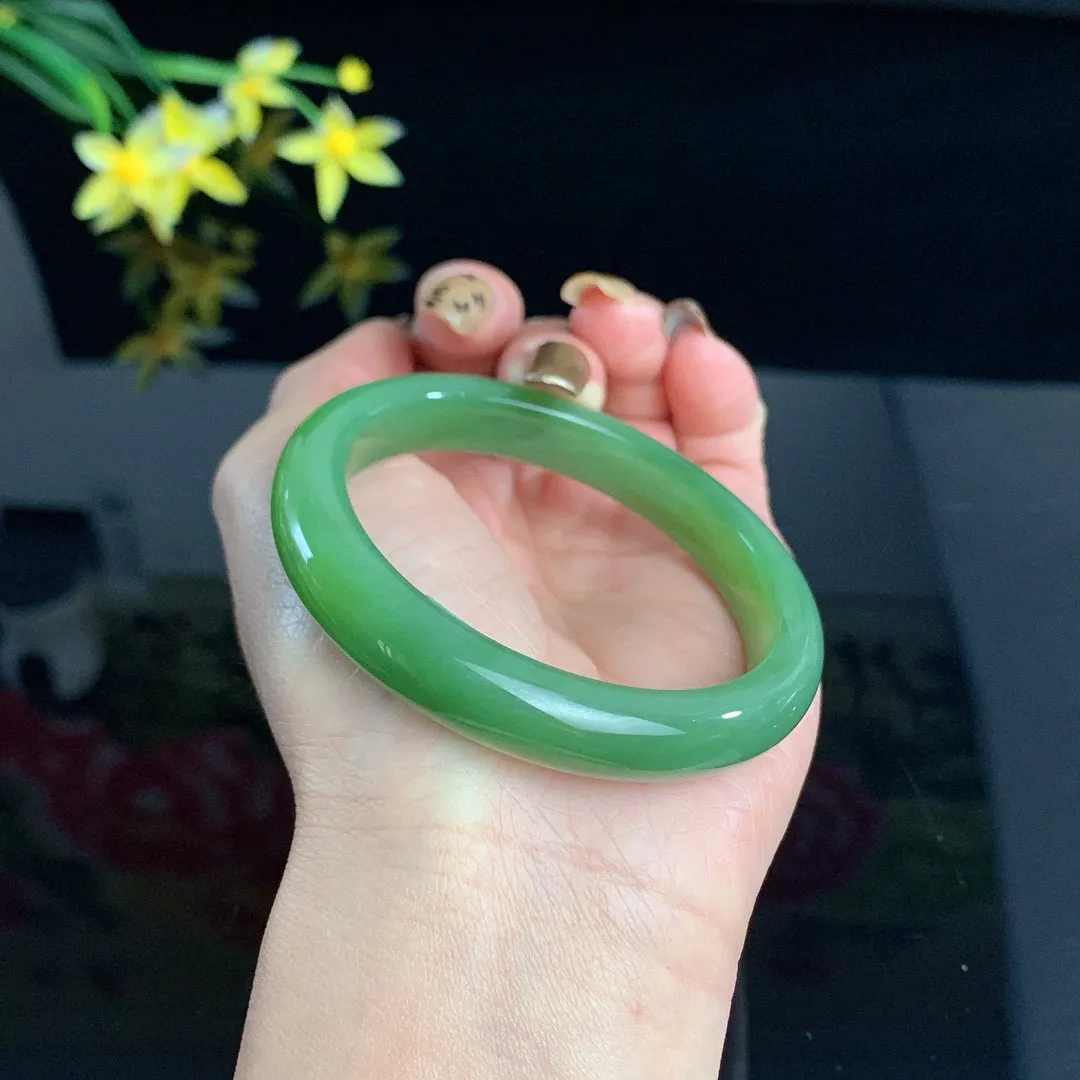 收藏款，和田玉碧玉54圈口阳绿色碧玉手镯！玉质细腻油润 底色纯净 无裂无杂 脂粉好，品质好！
