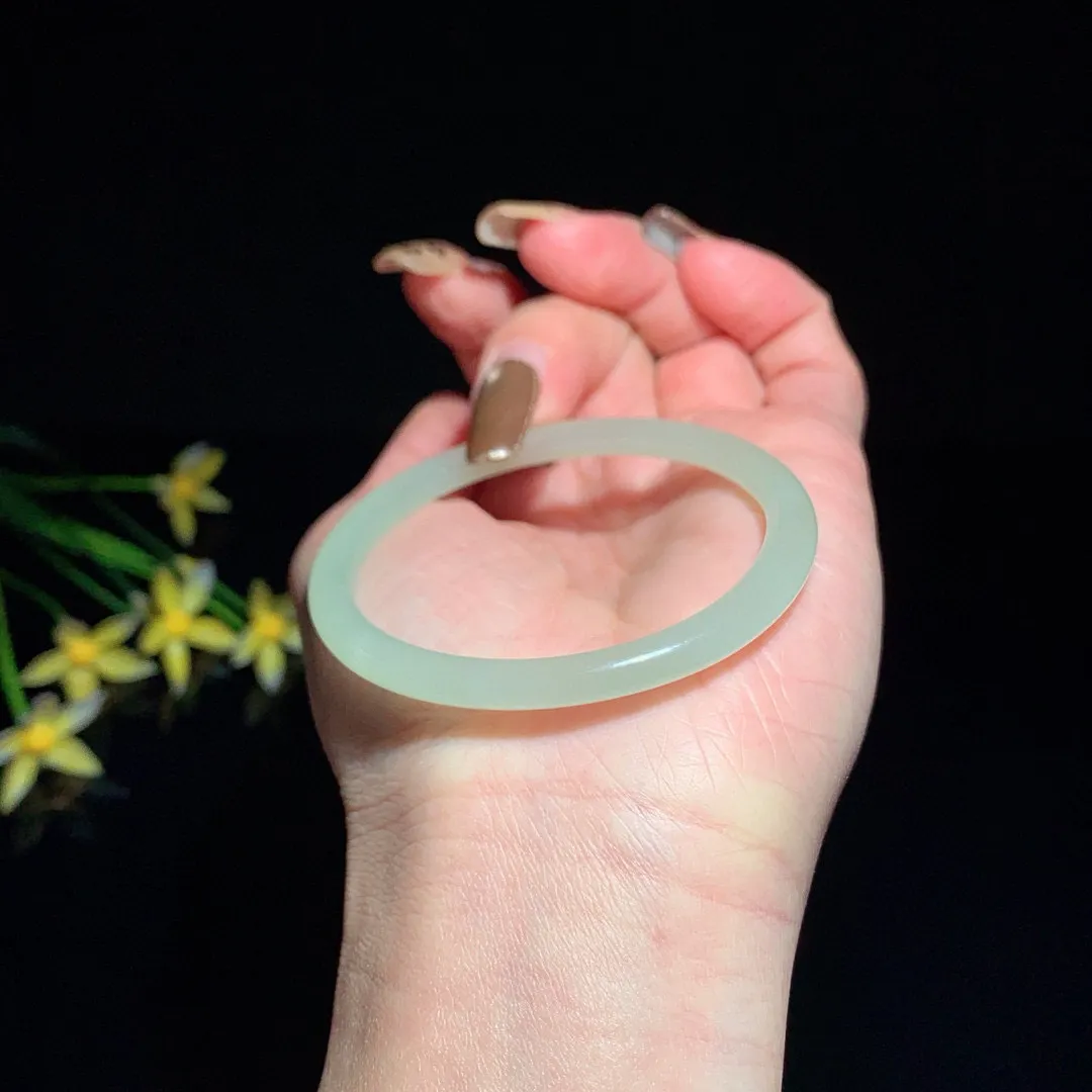 和田玉50.5圈圆条晴水色手镯！清水色！玉质细腻油润 底色纯净  无裂无杂 脂粉好，品质高。