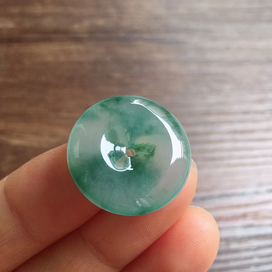 冰飘花平安扣，冰冰润润，玉质细腻，种水足，整体尺寸22.5*5.6