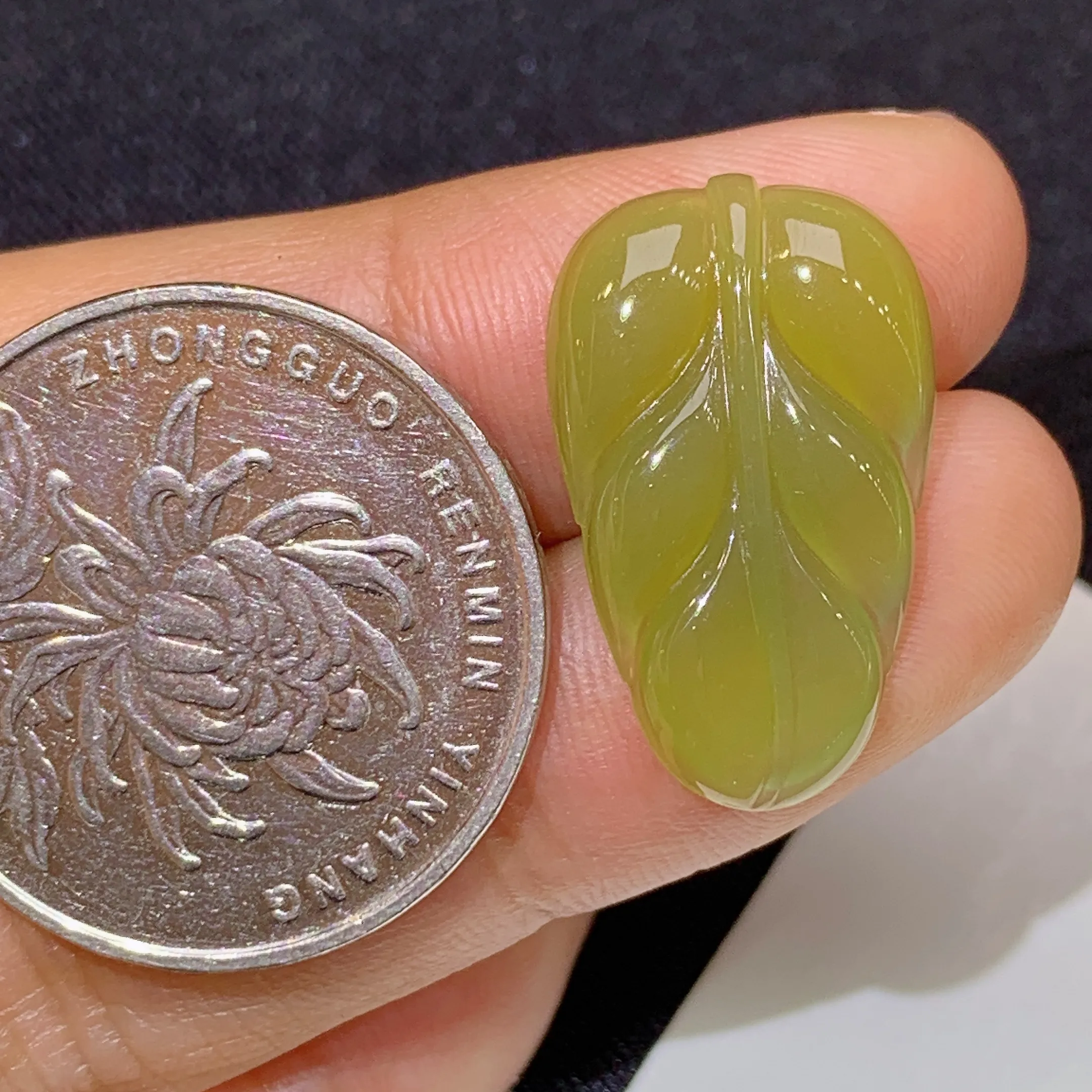 冰黄翡树叶，镶嵌佳品，冰润色艳，水润光泽，整体尺寸22.4*13.5*3