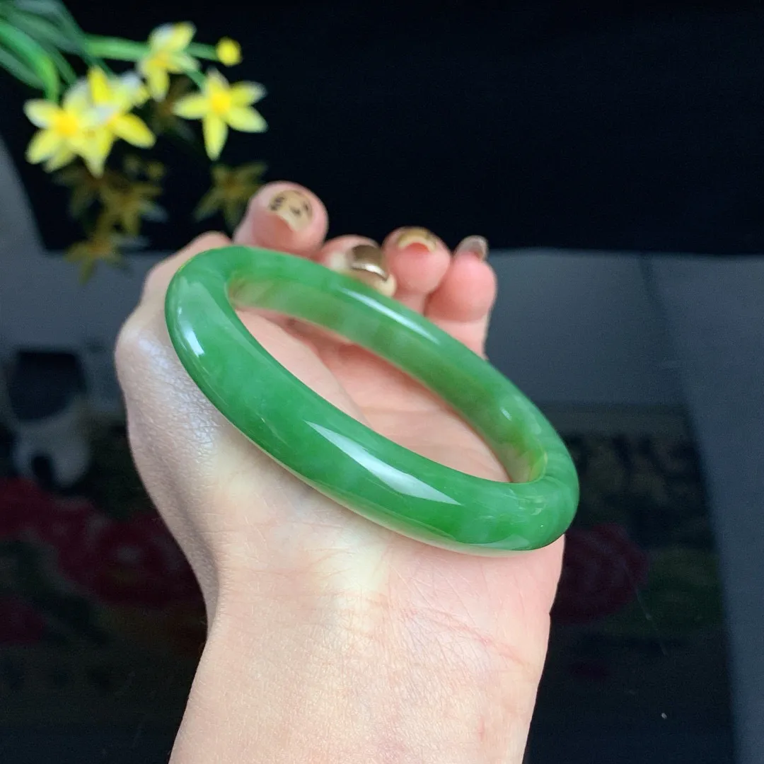 和田玉碧玉59圈口阳绿色碧玉手镯！玉质细腻油润 底色纯净 无裂无黑 脂粉好，品质好！