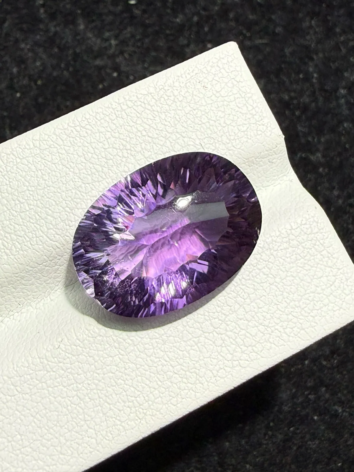 12.55ct天然紫水晶裸石，尺寸18*13*8.9mm，颜色美艳 ，晶体通透，火彩足