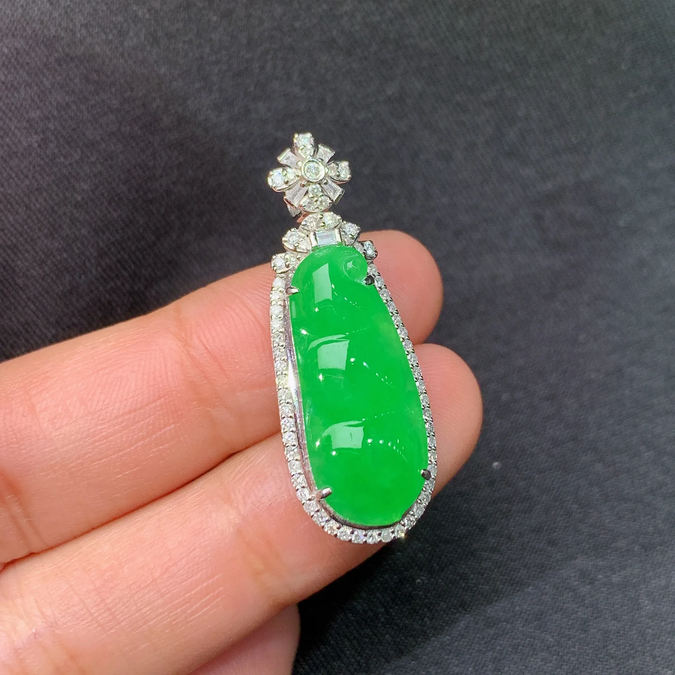 冰阳绿福豆吊坠，18k金镶嵌，冰润色阳，玉质细腻，种水足，整体尺寸33.3*12.2*7.9