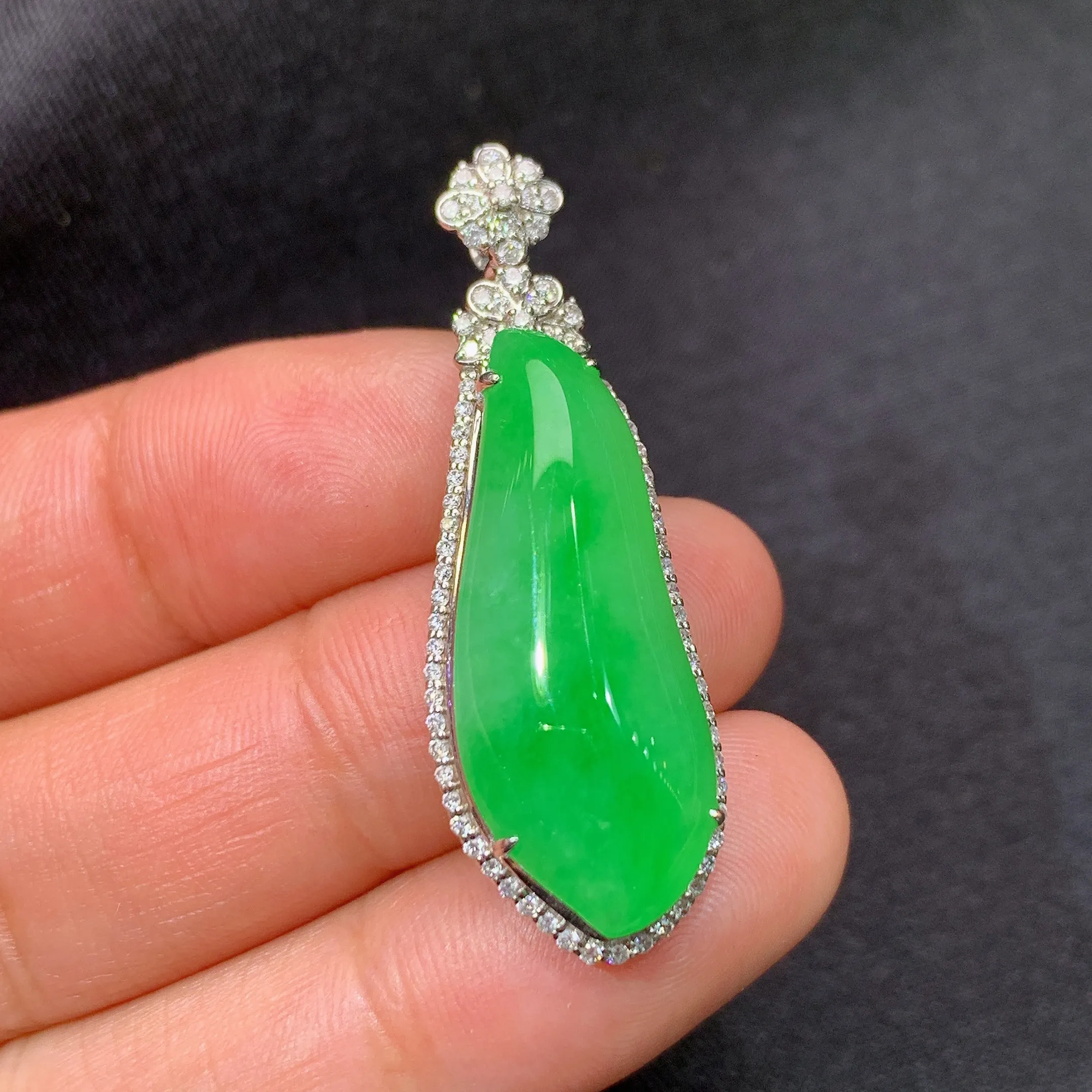 冰阳绿福瓜吊坠，18k金镶嵌，色泽鲜阳，冰润细腻，种水足，整体尺寸38.5*13.2*9.2