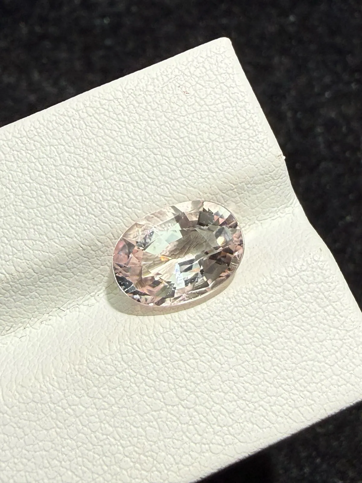 2.515ct天然摩根石裸石，颜色美艳，晶体通透，火彩足，尺寸10.2*7.3*5.4mm