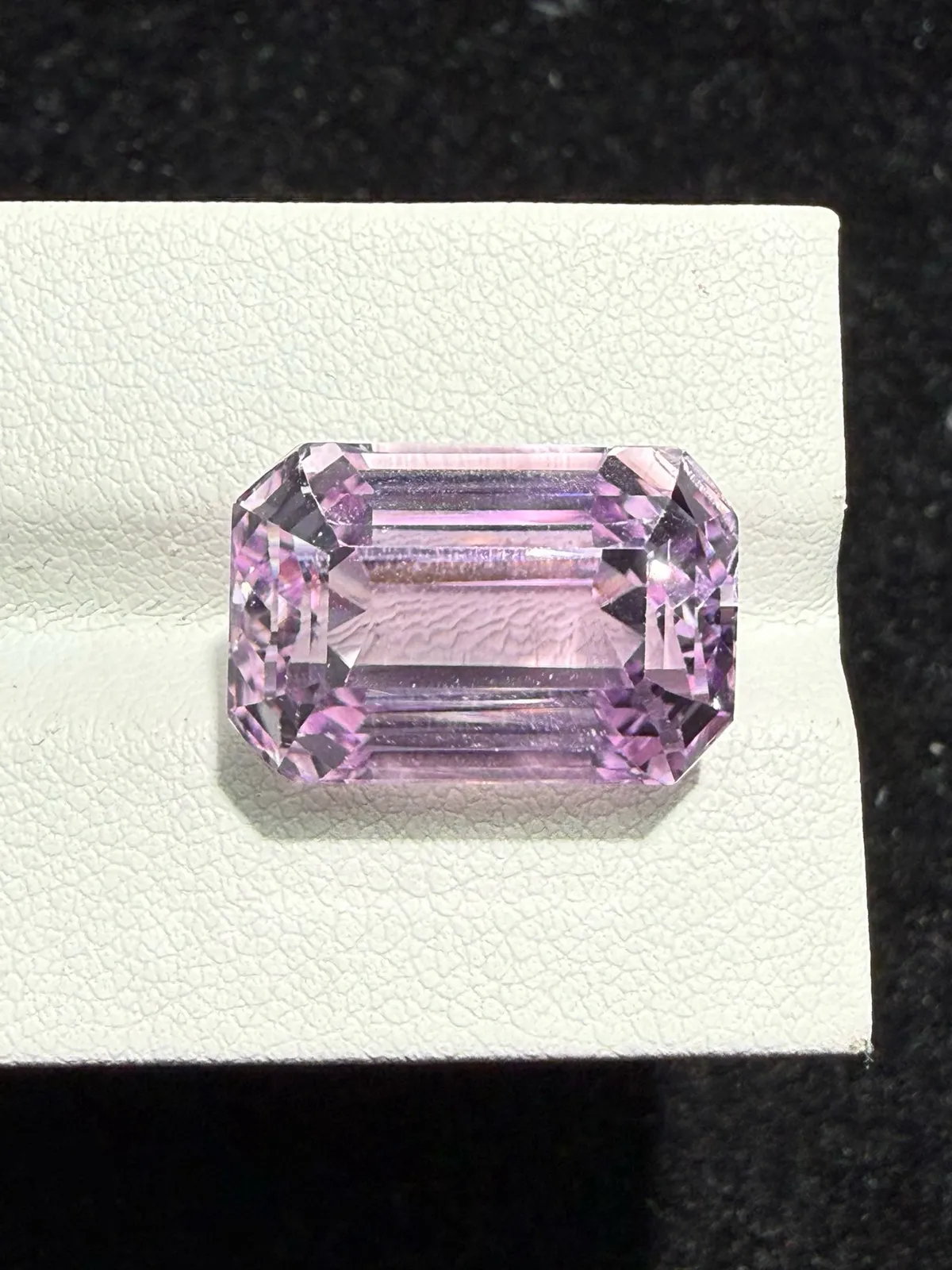 18.985ct天然紫锂辉裸石，颜色美艳，晶体干净，火彩足，尺寸16.8×11.2×10.7mm