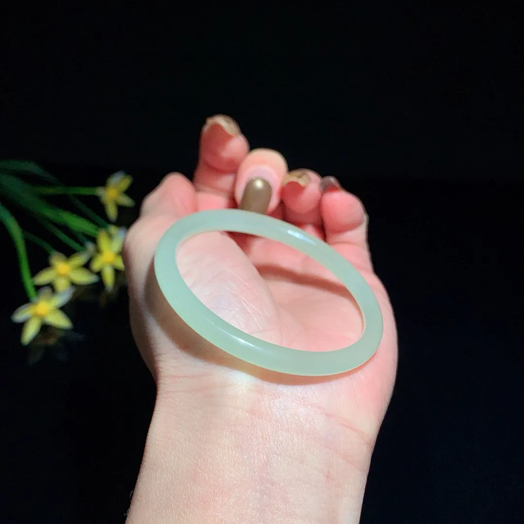 和田玉50.5圈圆条晴水色手镯！清水色！玉质细腻油润 底色纯净  无裂无杂 脂粉好，品质高。