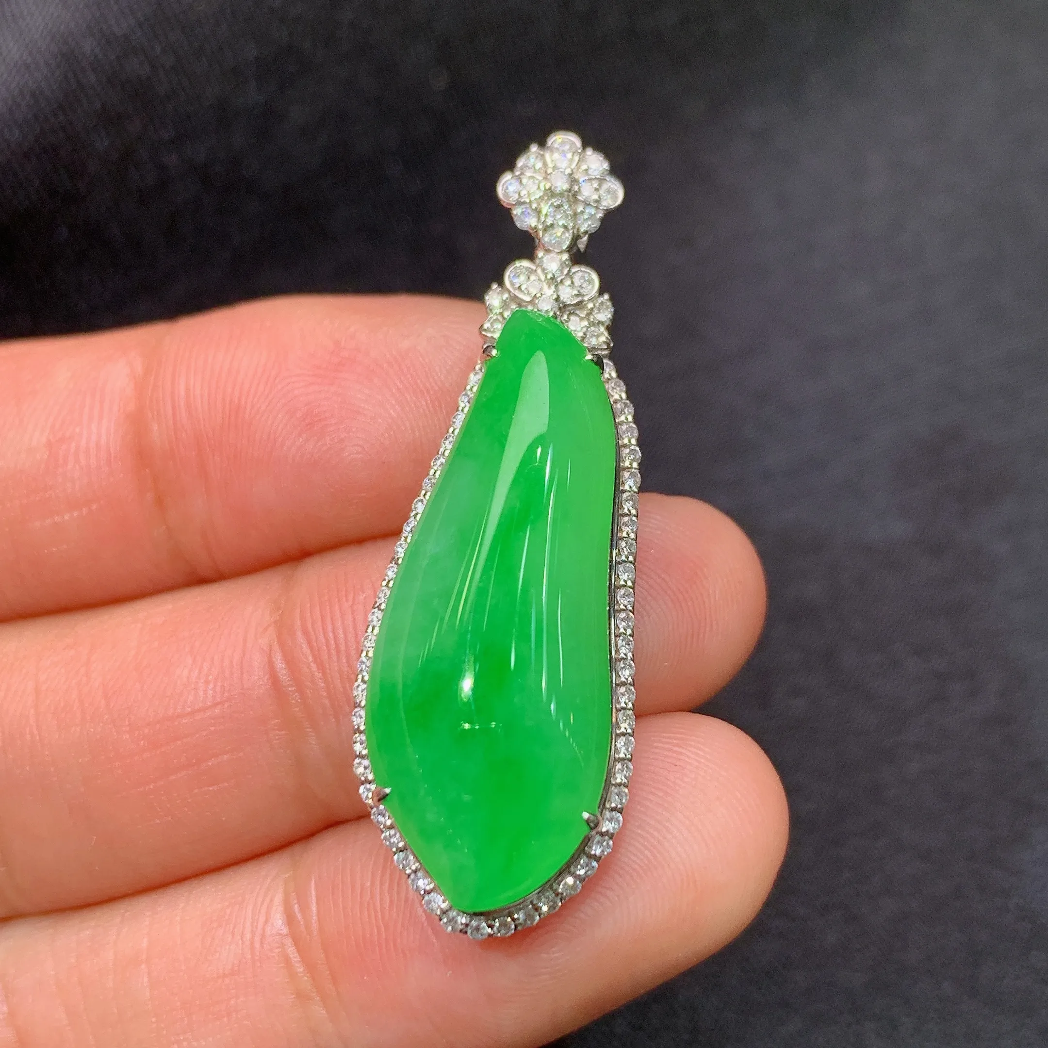 冰阳绿福瓜吊坠，18k金镶嵌，色泽鲜阳，冰润细腻，种水足，整体尺寸38.5*13.2*9.2