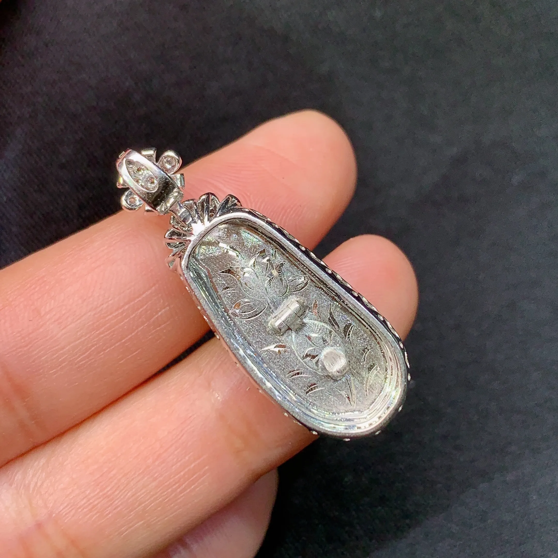 冰阳绿福豆吊坠，18k金镶嵌，冰润色阳，玉质细腻，种水足，整体尺寸33.3*12.2*7.9