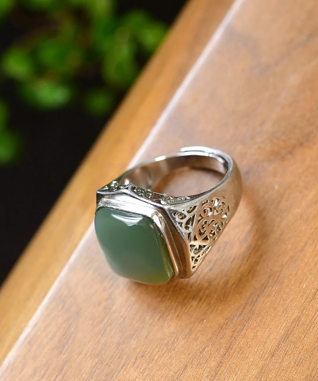 天然和田玉.粉青.戒指.纯银镶嵌.玉质油润.纯手工打磨.活动圈口.上手优美大气.时尚知性.品质保证.全国复检.尺寸14.3/13.8/6重7.69克.