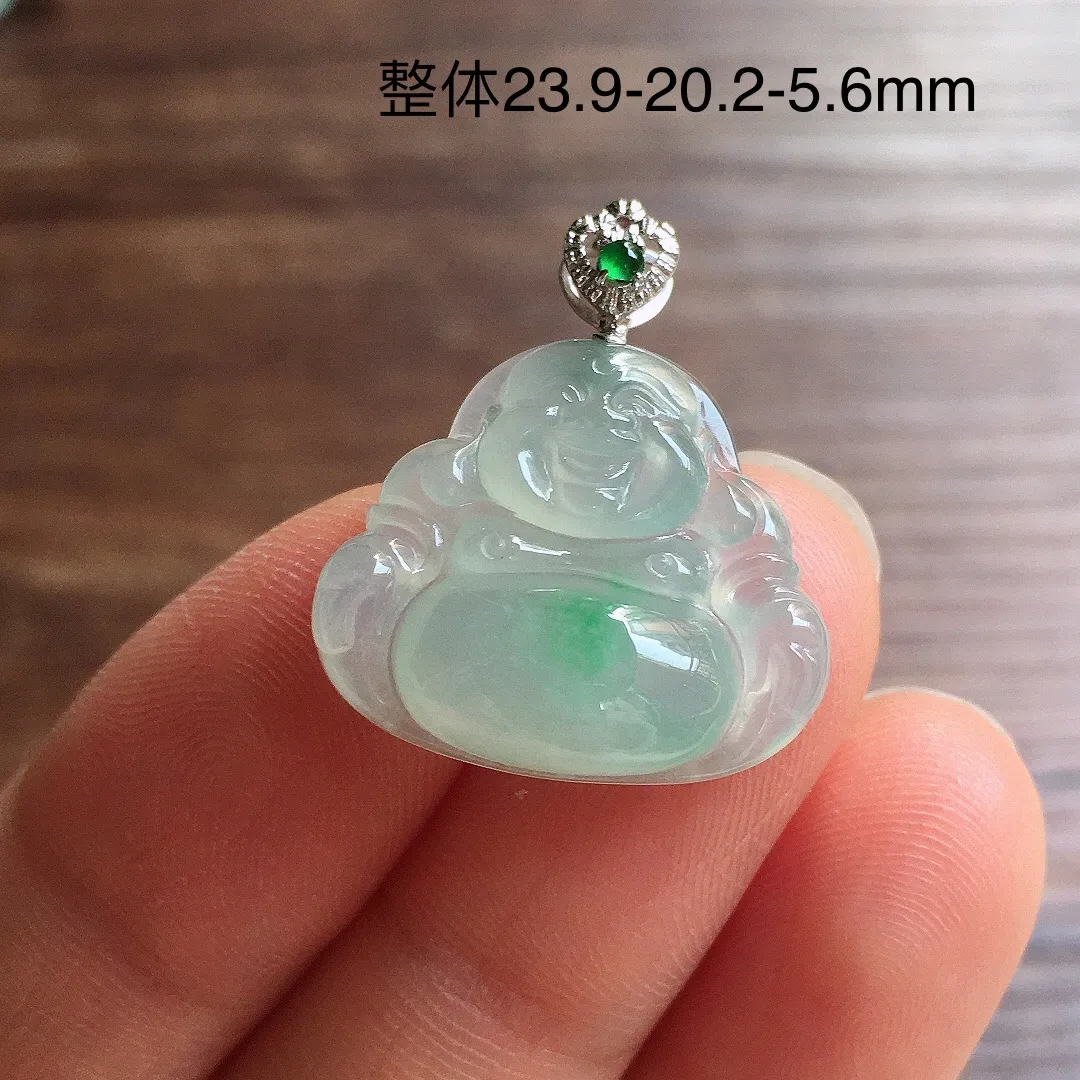 冰飘绿笑佛吊坠，18k金扣头，冰润细腻，品相好，种水足，整体尺寸23.9*20.2*5.6