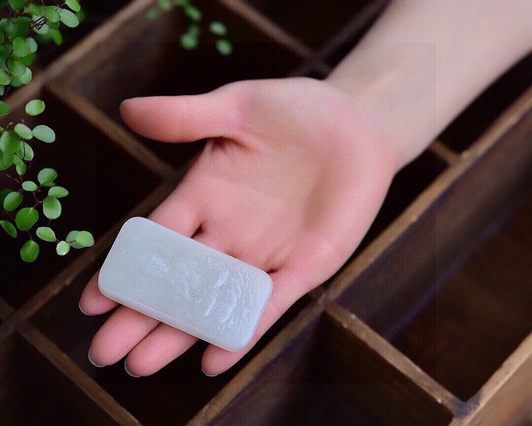 天然和田玉.羊脂玉.坐莲观音.玉牌.玉质油润.雕琢精湛.端庄秀美.品性慈悲.菩萨可以保佑我们逢凶化吉.万事顺心.让我们远离杂念.心境平和.观音谐音官印.寓意官运亨通.学业有成.拥有大好的锦绣前程.尺寸68.8/37.3/11.3重68.88克.