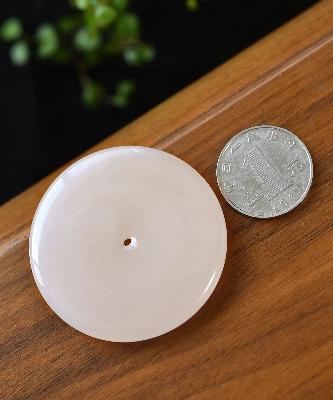 天然和田玉.藕粉.大平安扣.玉质油润细腻.线条简洁优美.古时称为壁.寓意事事圆满.扣住平安.品质保证全国复检.尺寸50.9/7重37.19克.