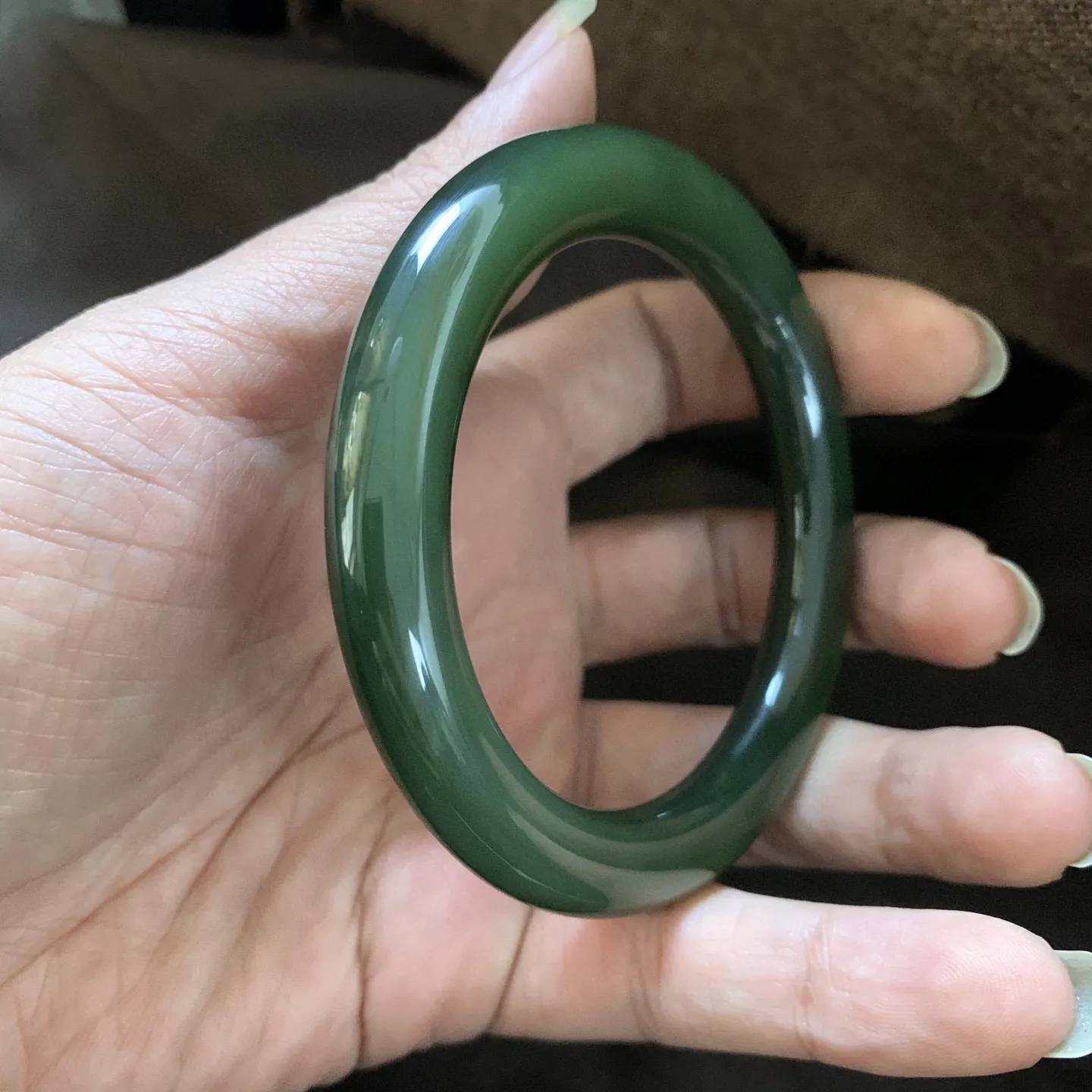 和田玉59圈口菠菜绿圆条手镯【挽间柔情】，镯型古朴典雅。在诗情画意的雨巷相遇，你是我腕间的一抹风情，有你眸有深情.清风荡漾湖间静水，我愿俯身低眉，在烟波涟漪处寻