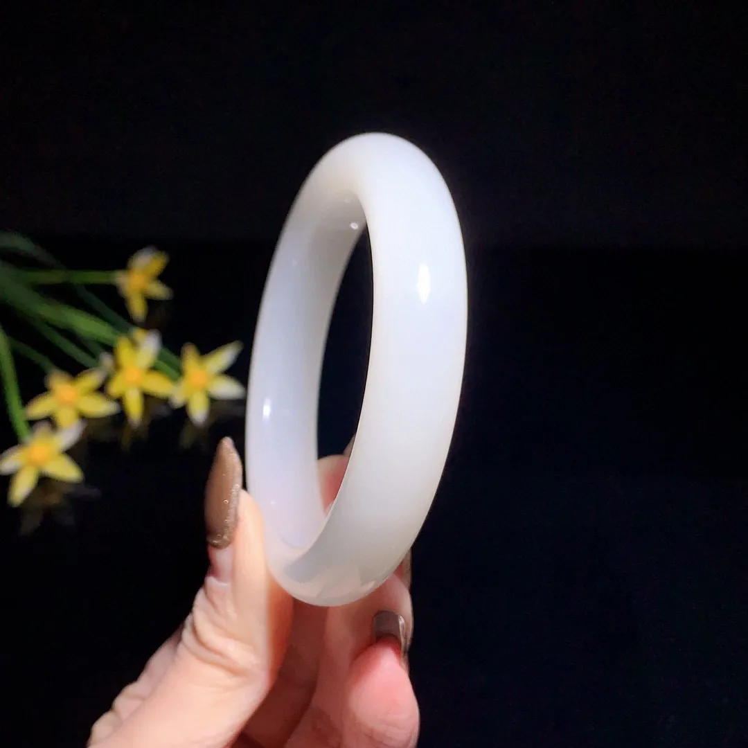 和田玉57圈口羊脂白手镯，玉质细腻油润 底色纯净 无裂无杂 脂粉好，品质好！