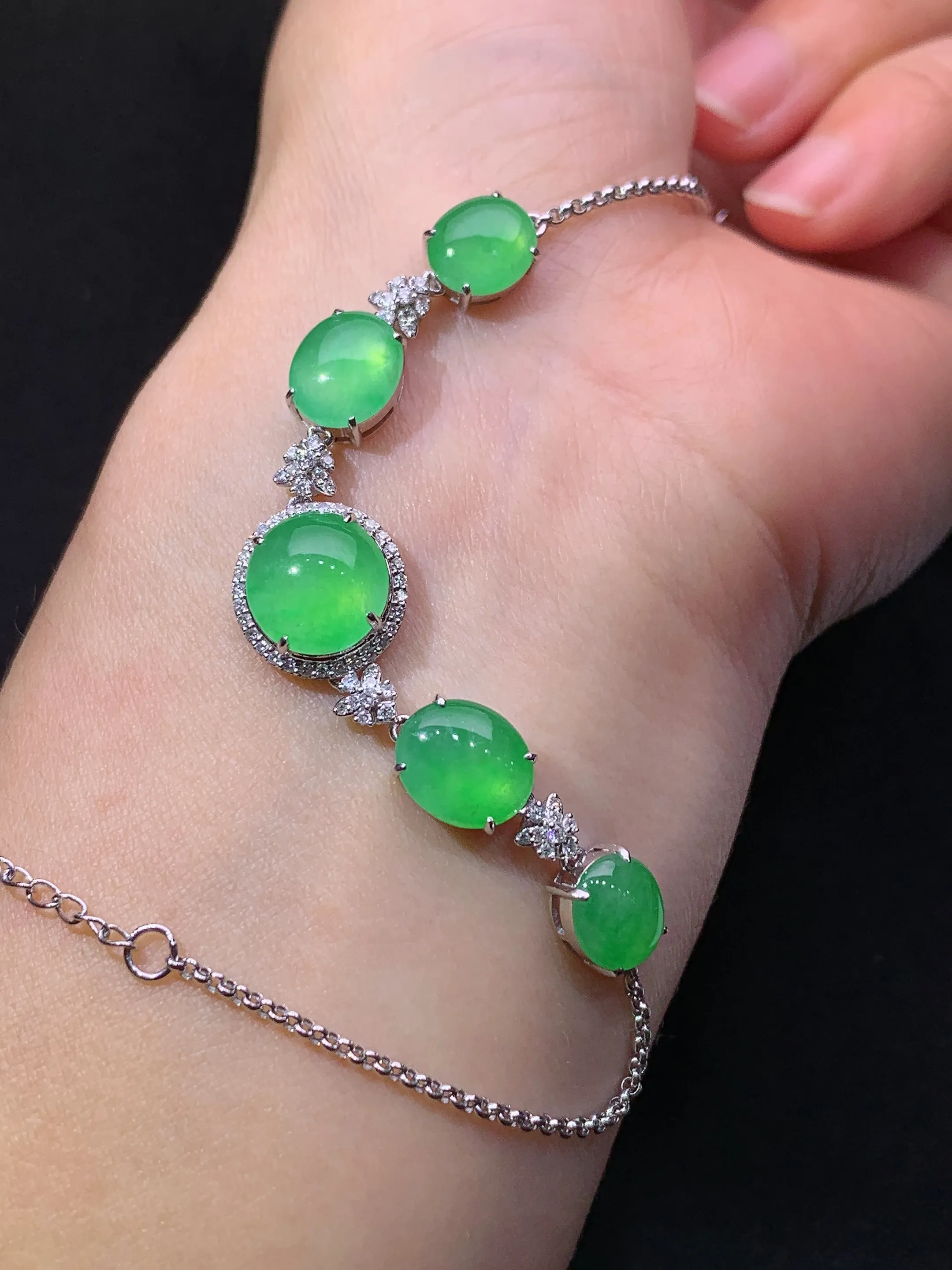 冰阳绿蛋面手链，18k金镶嵌，简约时尚，冰润色阳，种水足，整体尺寸9.4*9.2*3.5