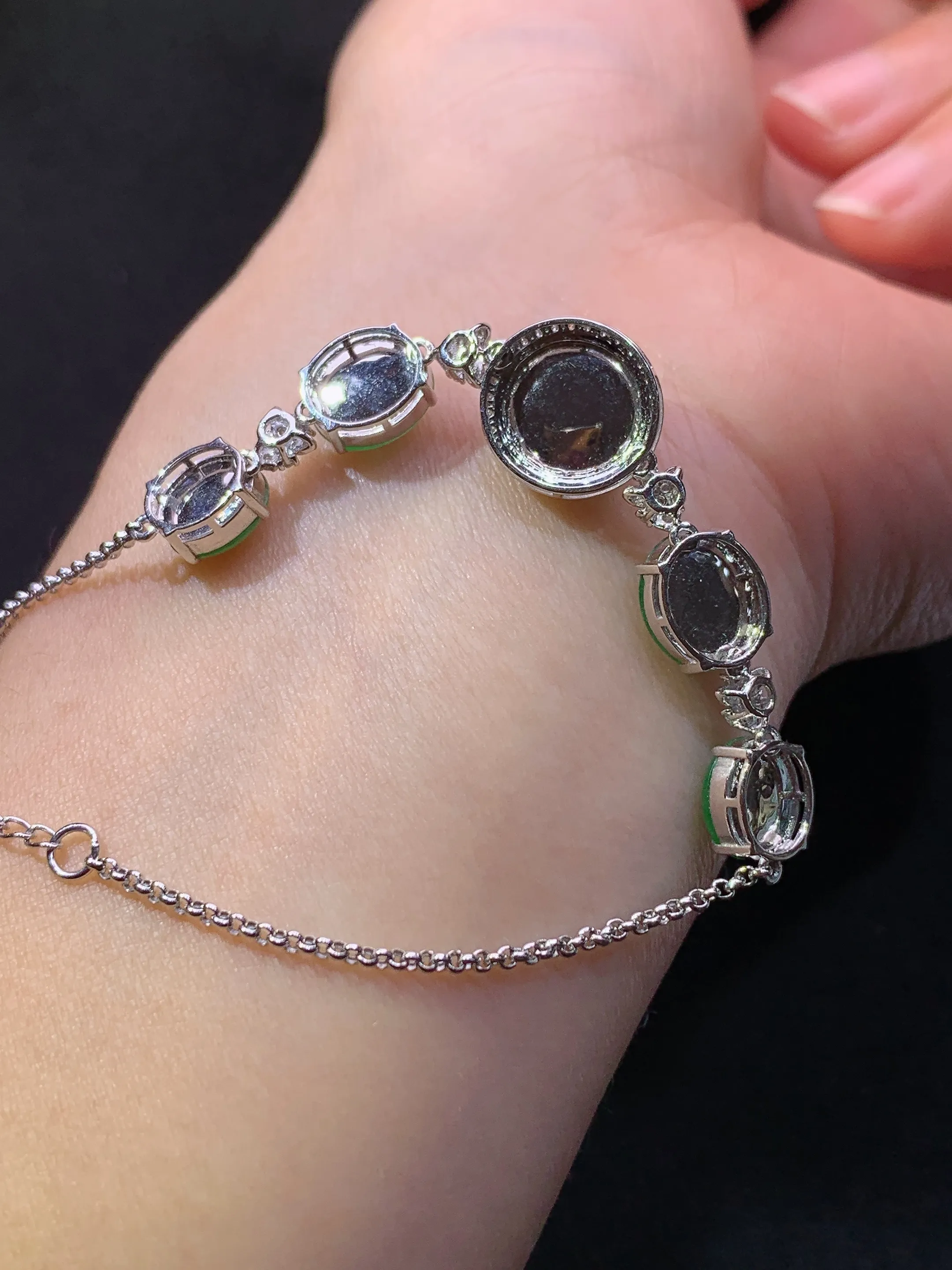 冰阳绿蛋面手链，18k金镶嵌，简约时尚，冰润色阳，种水足，整体尺寸9.4*9.2*3.5