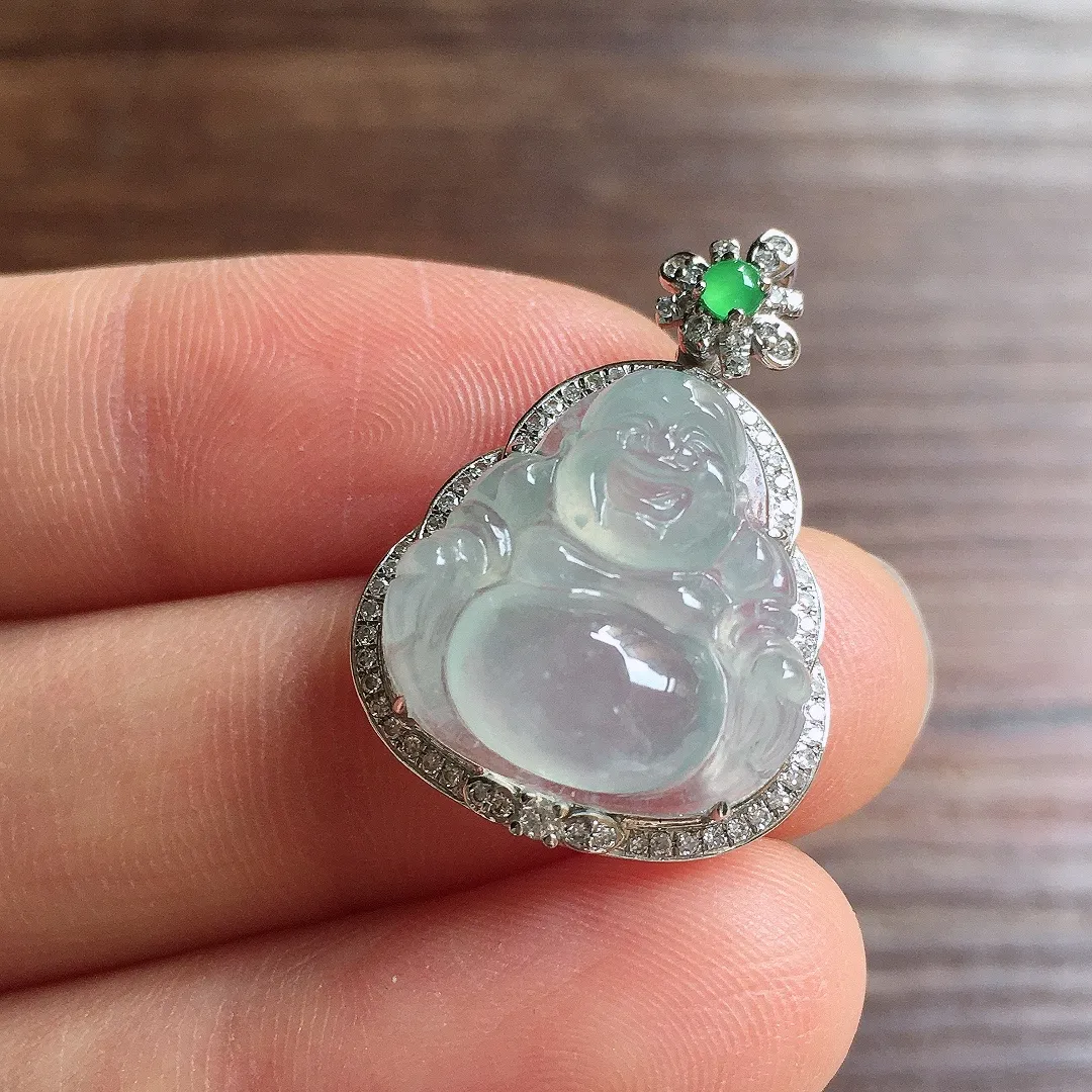 冰种笑佛吊坠，18k金镶嵌，冰润细腻，品相好，种水足 整体尺寸26.6*18.6*9.7