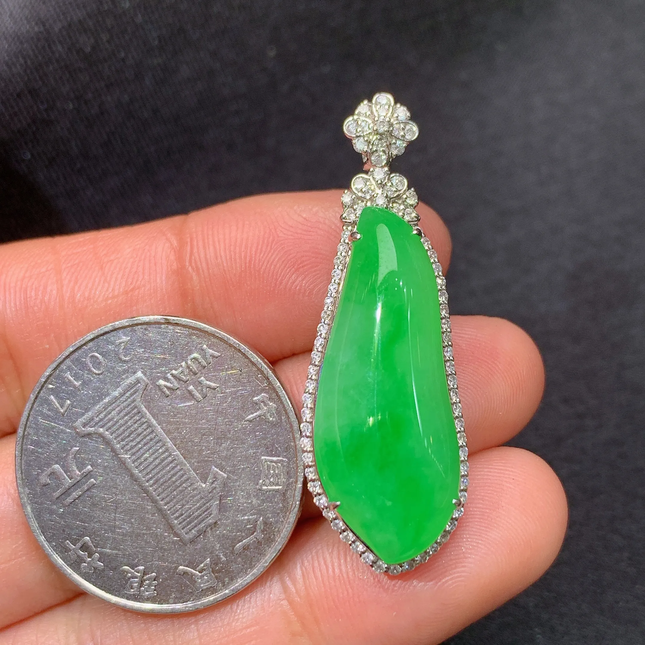 冰阳绿福瓜吊坠，18k金镶嵌，色泽鲜阳，冰润细腻，种水足，整体尺寸38.5*13.2*9.2