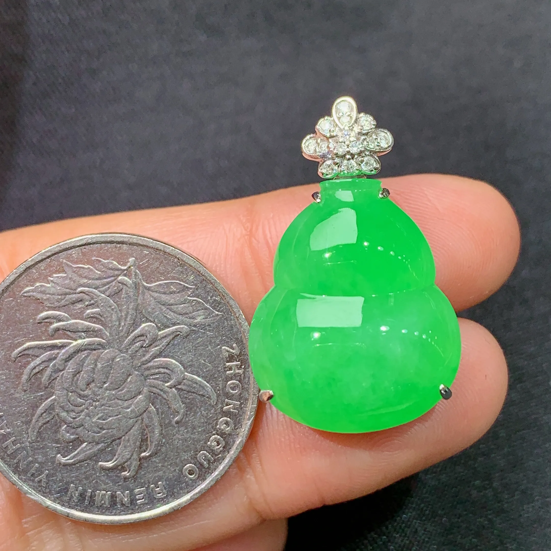 冰阳绿葫芦吊坠，18k金镶嵌，色泽鲜阳，冰润细腻，种水足，整体尺寸26.9*16.7*8.8