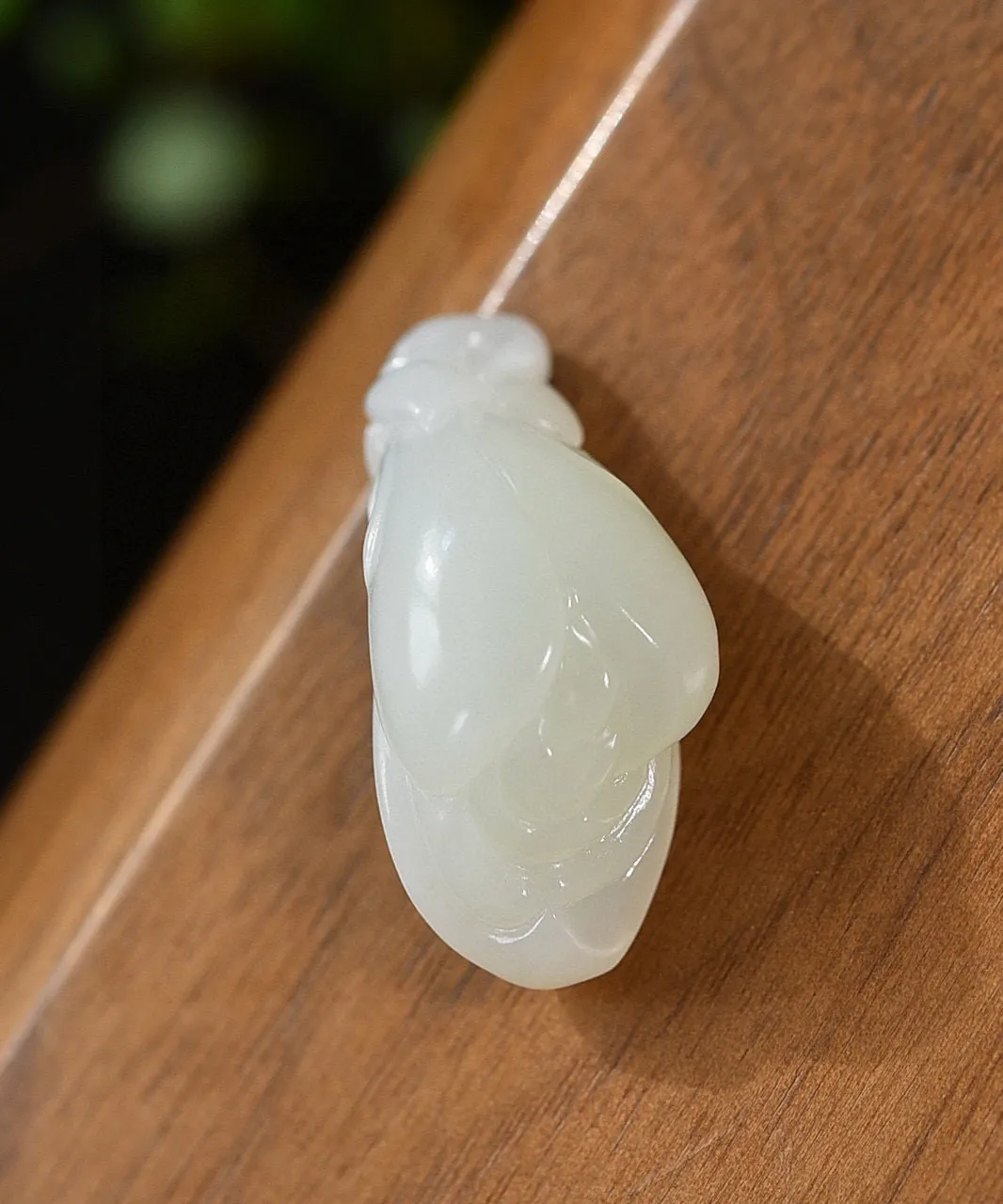 天然和田玉.羊脂玉.玉兰花.玉坠.玉质油润.雕琢精美.玉兰花意为品位高洁.贤德俊雅之意.尽显个人修养和魅力.品质保证.全国复检.尺寸32.7/16/15重9.03克.