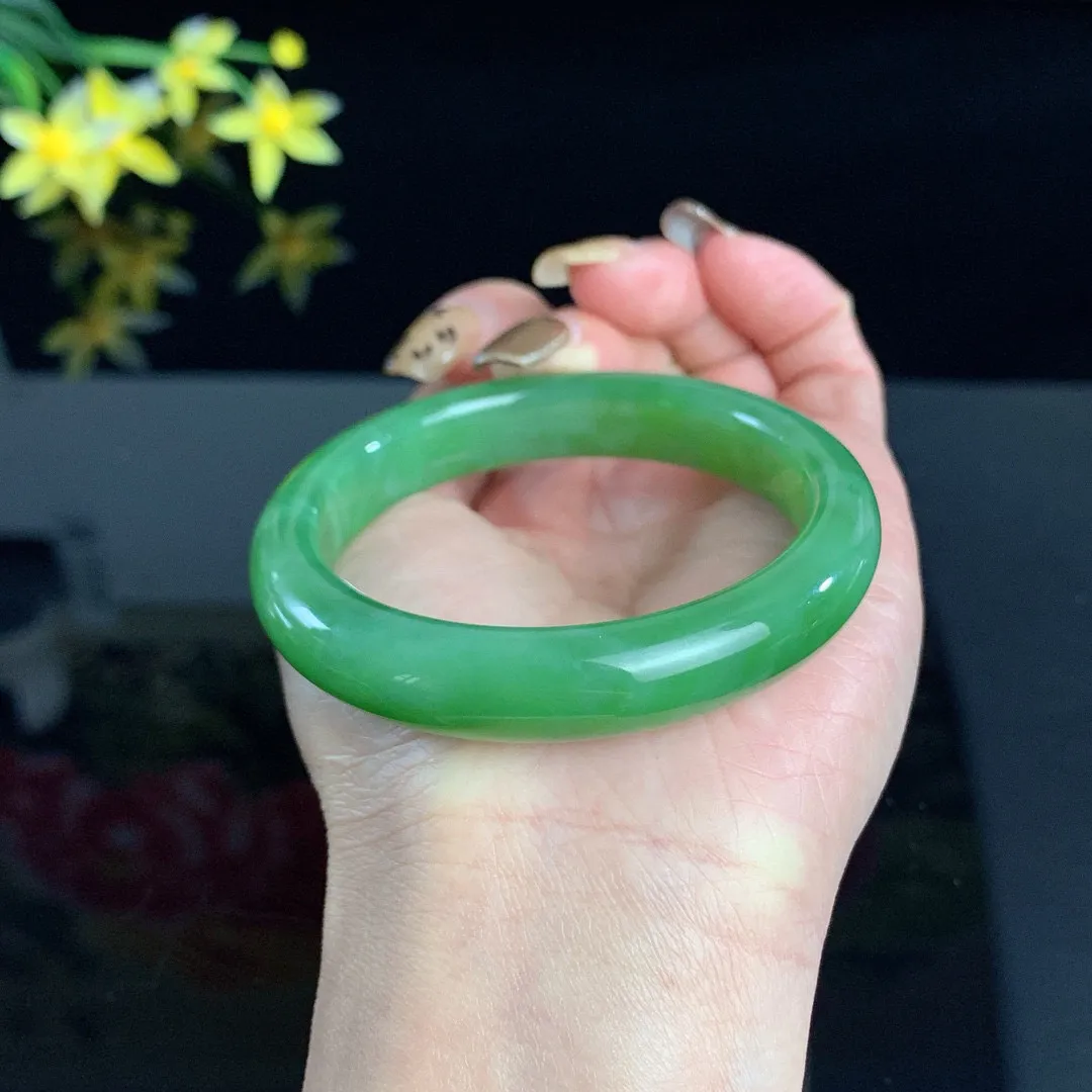 和田玉碧玉54.5圈口阳绿色碧玉手镯！玉质细腻油润 底色纯净 无裂无杂 脂粉好，品质好！