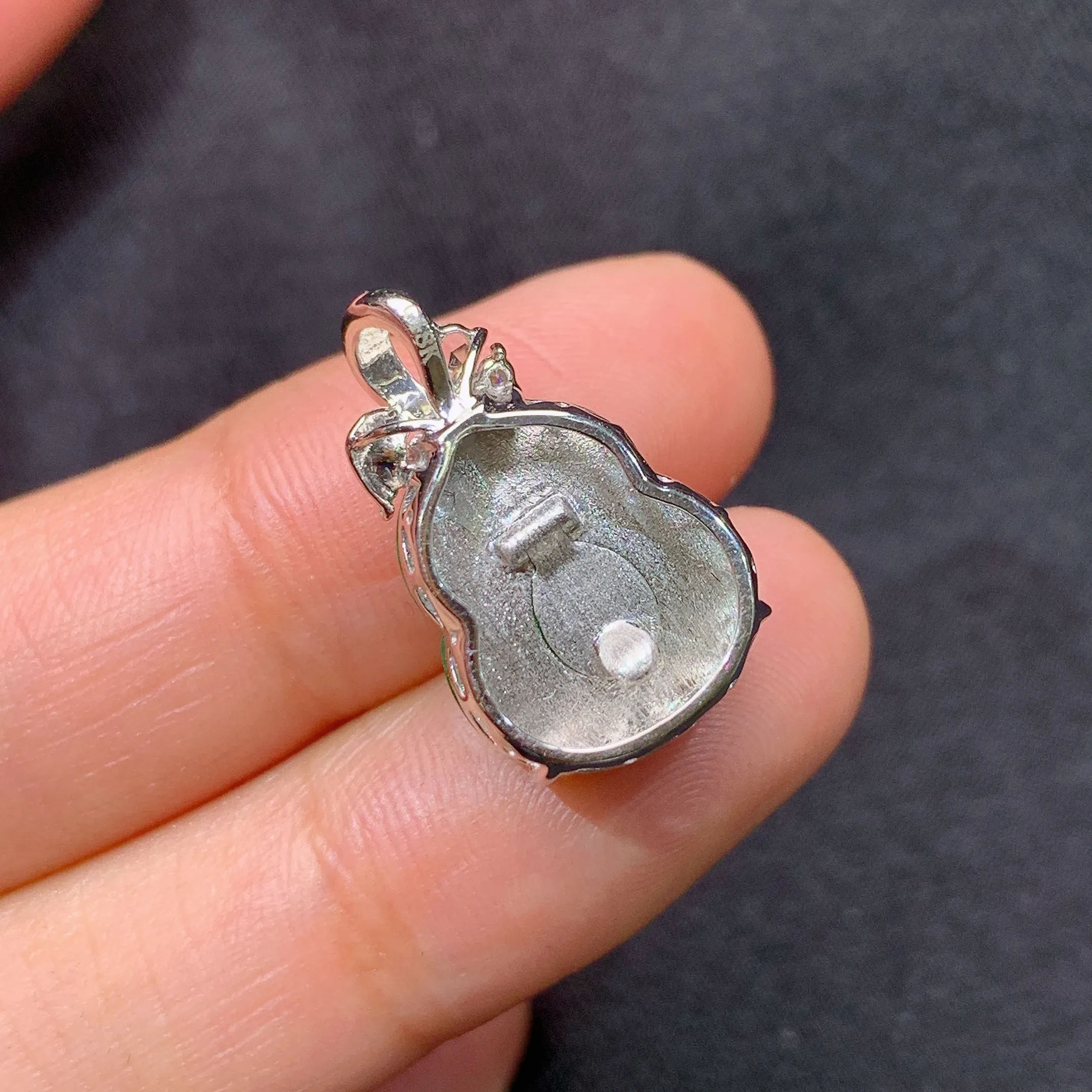 冰阳绿葫芦吊坠，18k金镶嵌，冰润色阳，玉质细腻，种水足，整体尺寸20.3*12.2*9