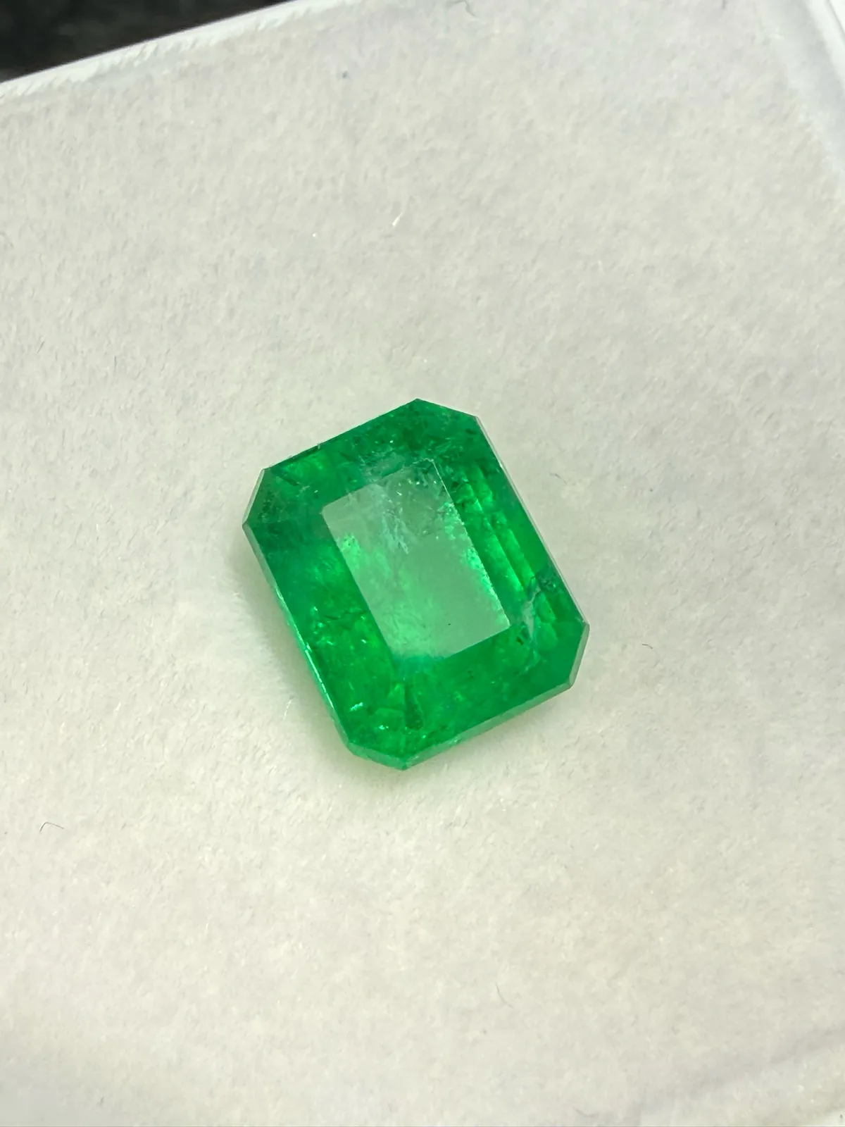 2.3ct天然祖母绿裸石，尺寸8.3*6.7*5.1 毫米，晶体微棉，颜色美艳