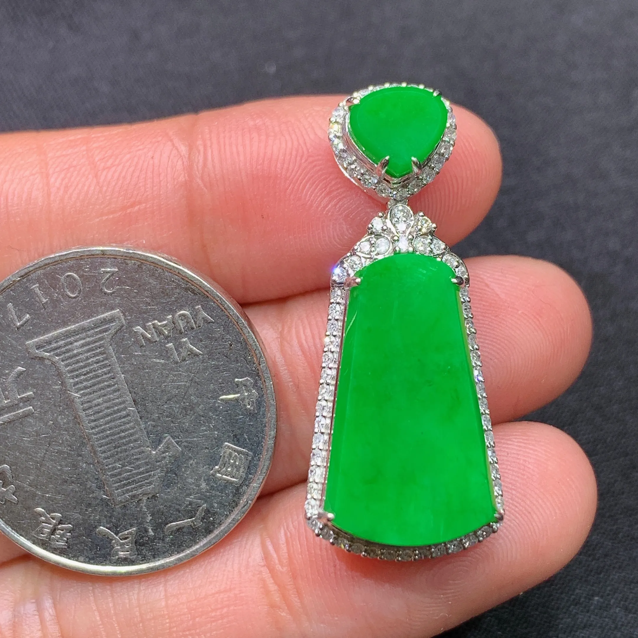 冰阳绿无事牌吊坠，18k金镶嵌，冰润色阳，种老水足，整体尺寸32.7*13.4*8.8