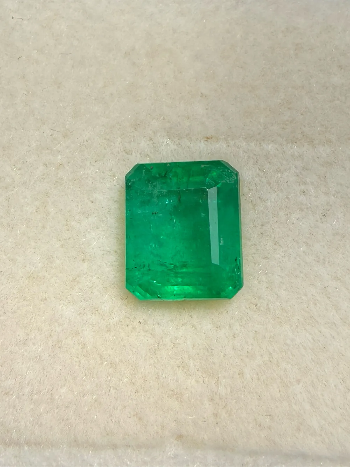 3ct天然祖母绿裸石，尺寸9*7.7*5.4 毫米，晶体微棉，颜色美艳