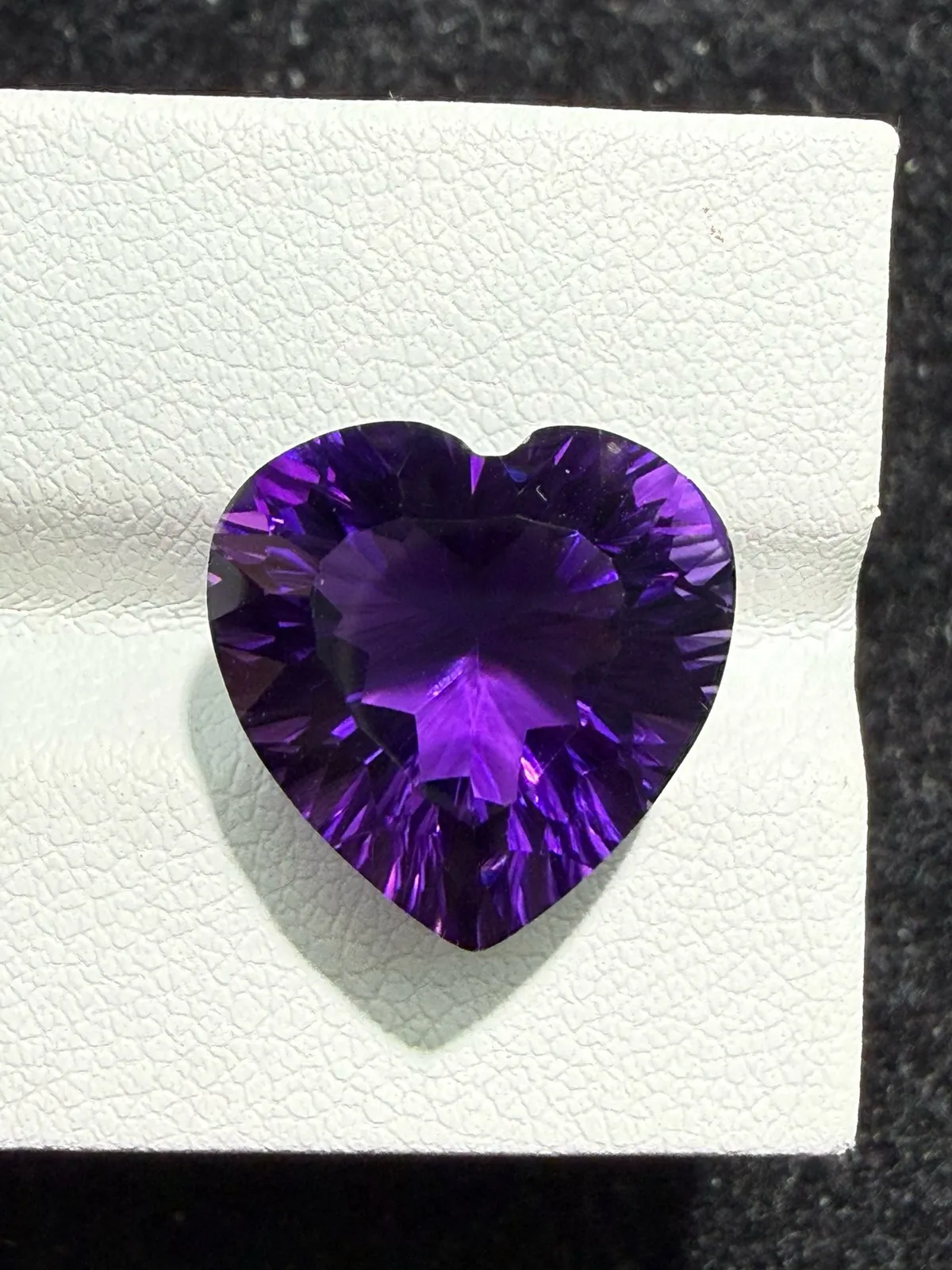 10.24ct天然紫水晶裸石，尺寸14.1*13.8*10mm，颜色美艳 ，晶体通透，火彩足