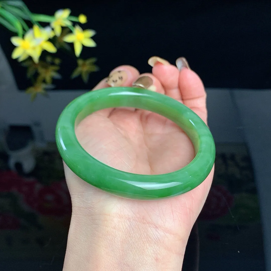 和田玉碧玉59圈口阳绿色碧玉手镯！玉质细腻油润 底色纯净 无裂无黑 脂粉好，品质好！