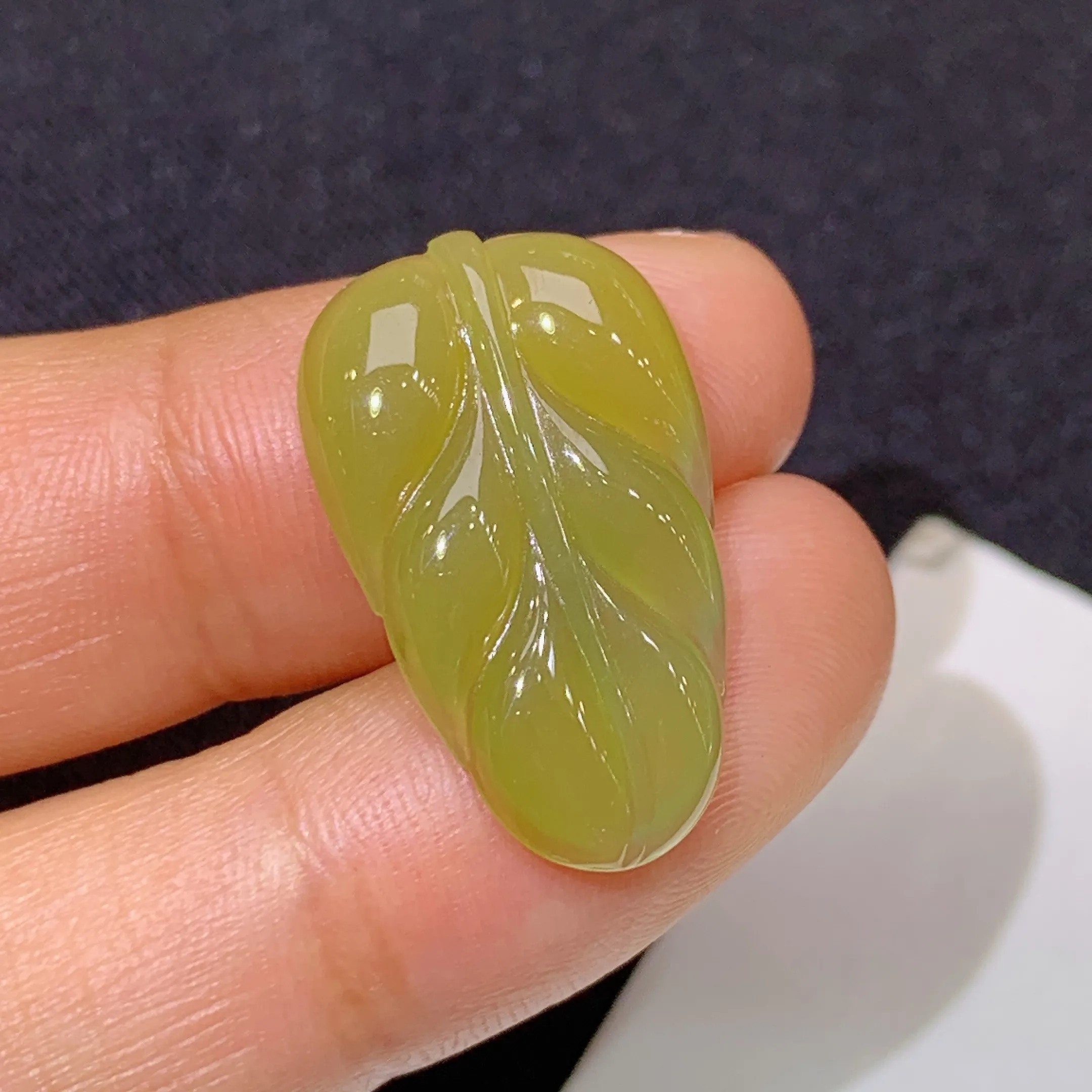 冰黄翡树叶，镶嵌佳品，冰润色艳，水润光泽，整体尺寸22.4*13.5*3