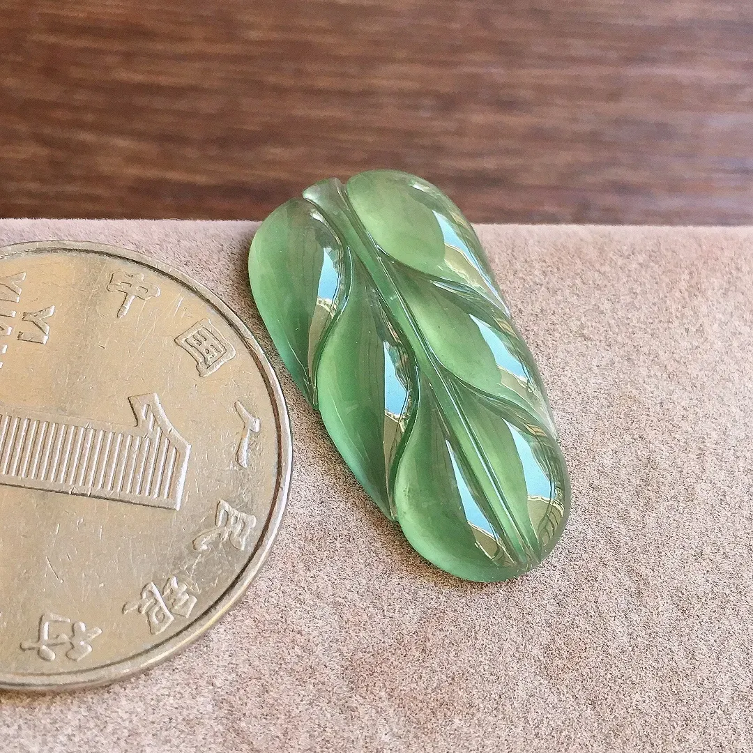 冰晴底树叶，镶嵌佳品，冰润细腻，种水足，整体尺寸25.9*14*2.8