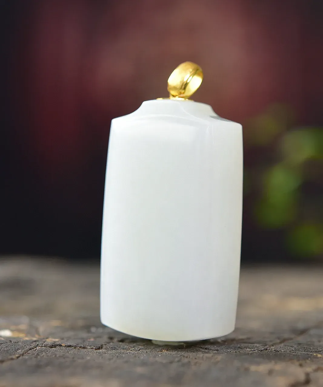 天然和田玉.18k镶嵌.羊脂玉.平安无事牌.玉质细腻.打磨润泽.牌形秀美.素面而出.寓意平安健康.事事顺遂.吉祥如意.品质保证全国复检.尺寸43.5/24.3/14.5重38.09克.