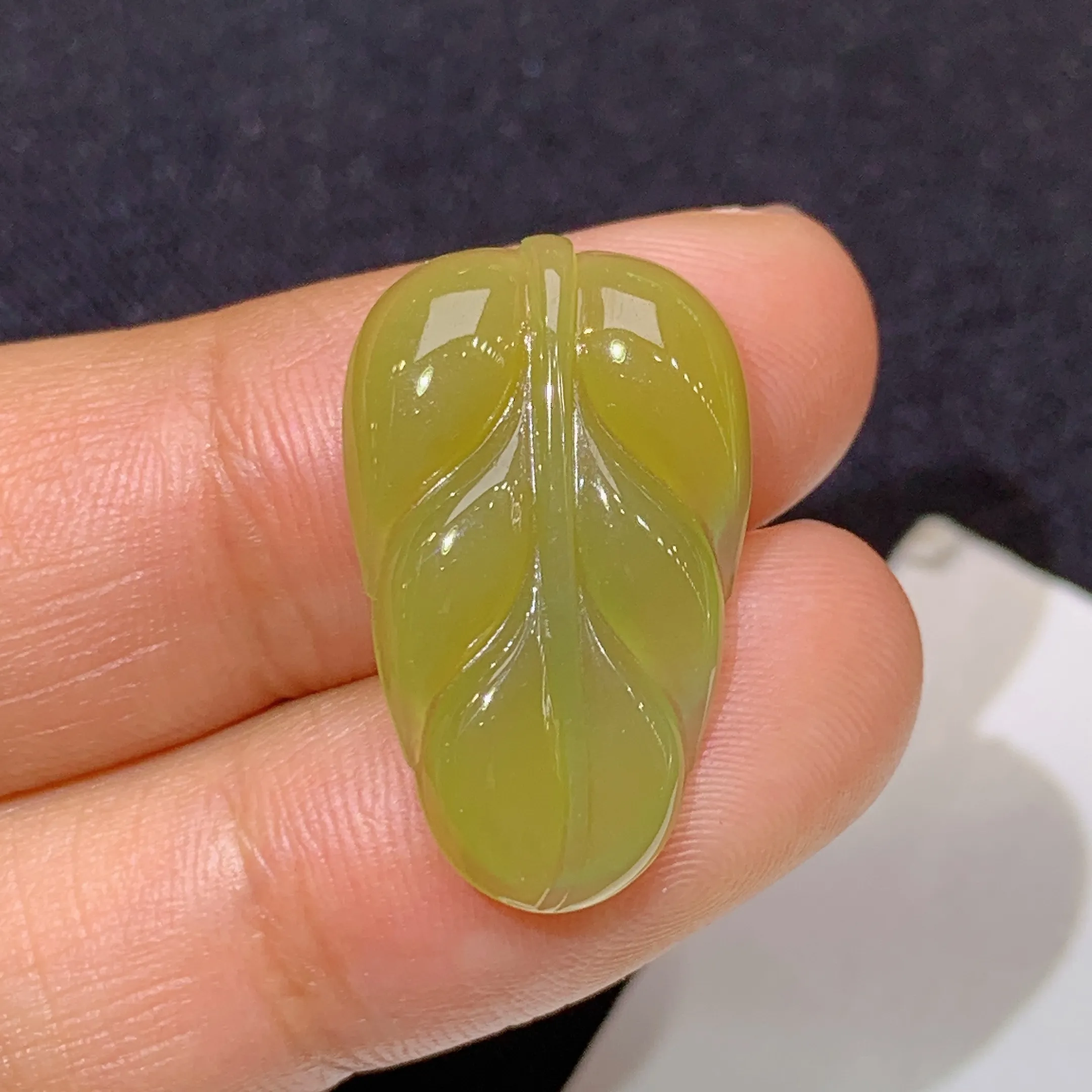 冰黄翡树叶，镶嵌佳品，冰润色艳，水润光泽，整体尺寸22.4*13.5*3